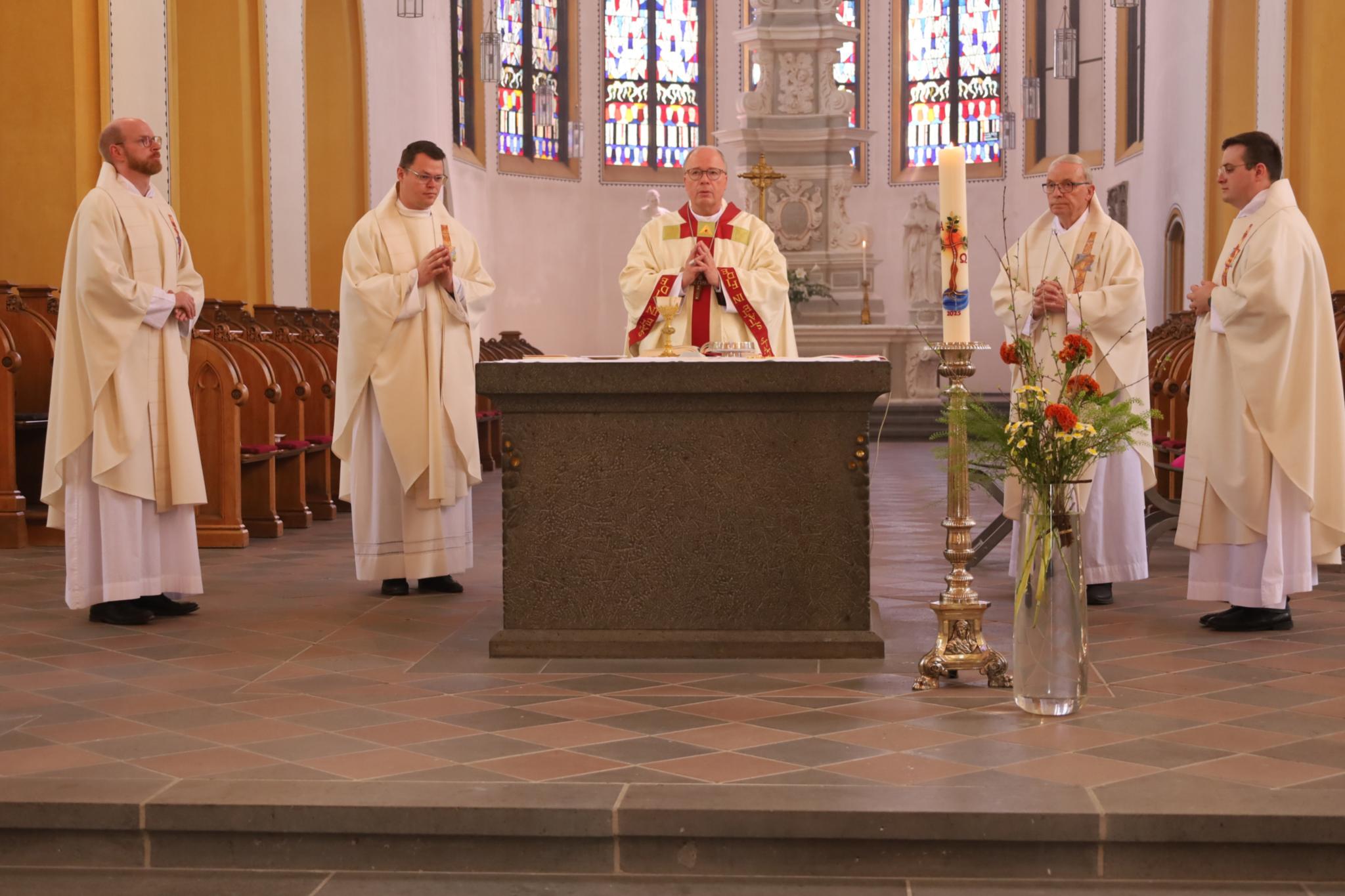 Bischof Ackermann (Mitte) stand dem Gottesdienst vor; Konzelebranten waren Spiritual Jan Lehmann, Regens Tim Sturm, Kaplan Adrian Sasmaz und Domkapitular em. Klemens Hombach (vlnr.)