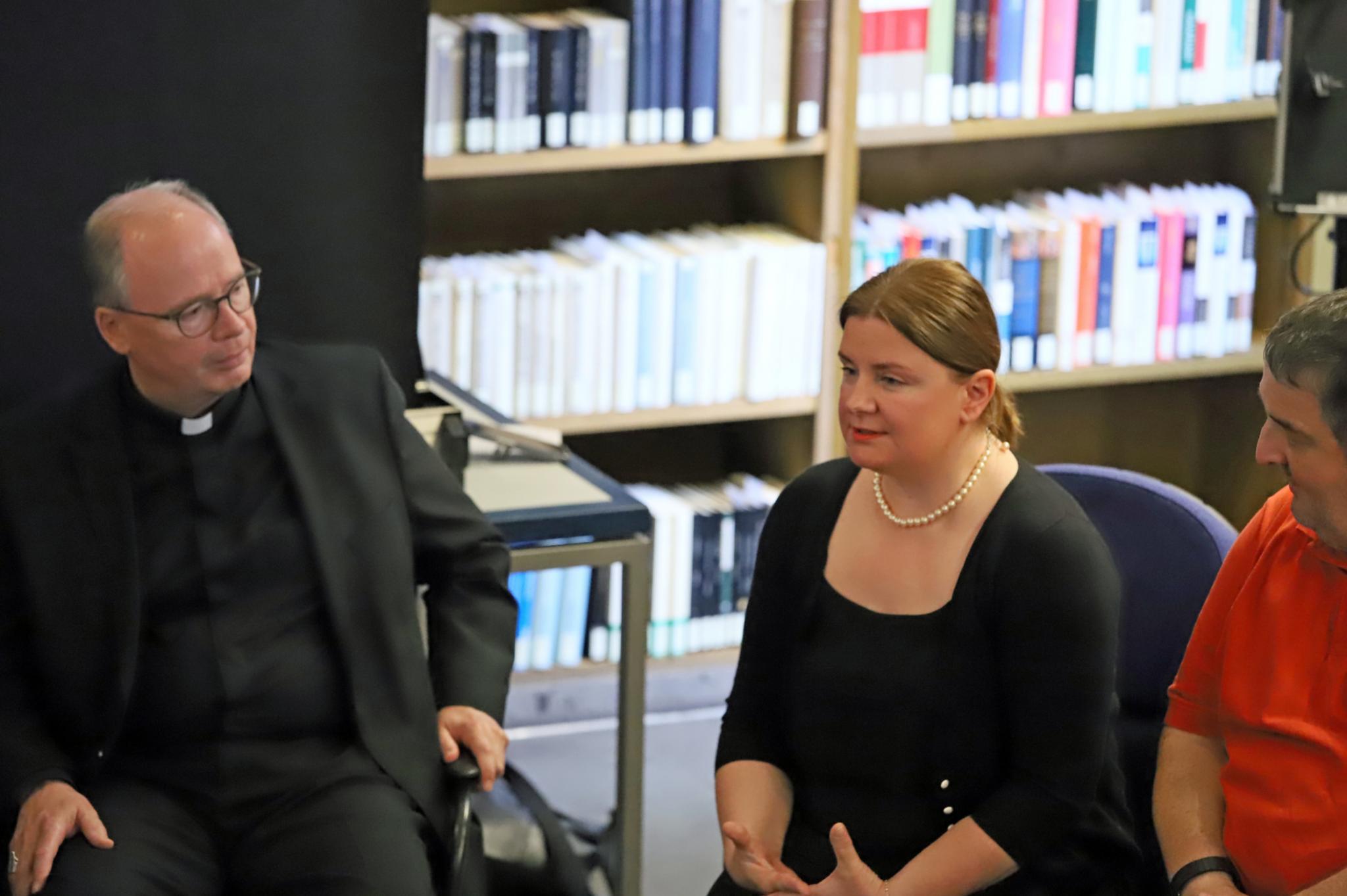 Bischof Dr. Stephan Ackermann und Dr. Marge-Marie Paas (c) Inge Hülpes/Bistum Trier Bischof Dr. Stephan Ackermann und Dr. Marge-Marie Paas