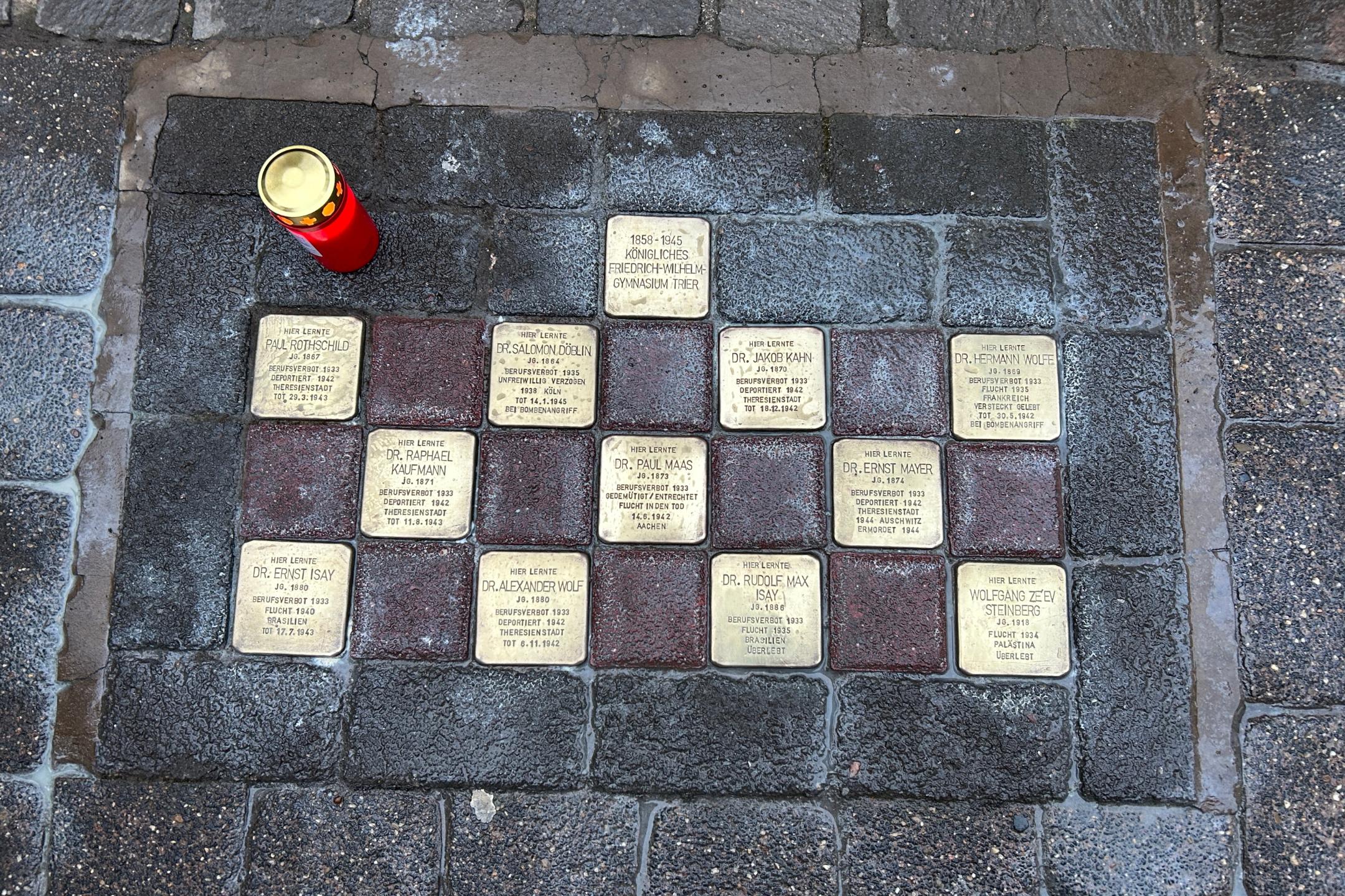 Vor dem Priesterseminar des Bistums Trier erinnern 18 Stolpersteine an Opfer des Nationalsozialismus, die am Friedrich-Wilhelm-Gymnasium bzw. am Priesterseminar gelehrt oder gelebt haben.