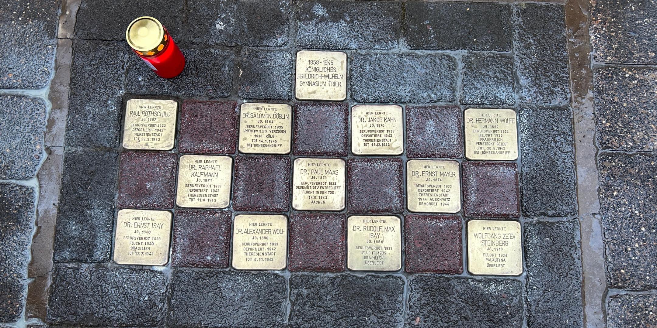 Vor dem Priesterseminar des Bistums Trier erinnern 18 Stolpersteine an Opfer des Nationalsozialismus, die am Friedrich-Wilhelm-Gymnasium bzw. am Priesterseminar gelehrt oder gelebt haben. (c) Lara Mayer Vor dem Priesterseminar des Bistums Trier erinnern 18 Stolpersteine an Opfer des Nationalsozialismus, die am Friedrich-Wilhelm-Gymnasium bzw. am Priesterseminar gelehrt oder gelebt haben.