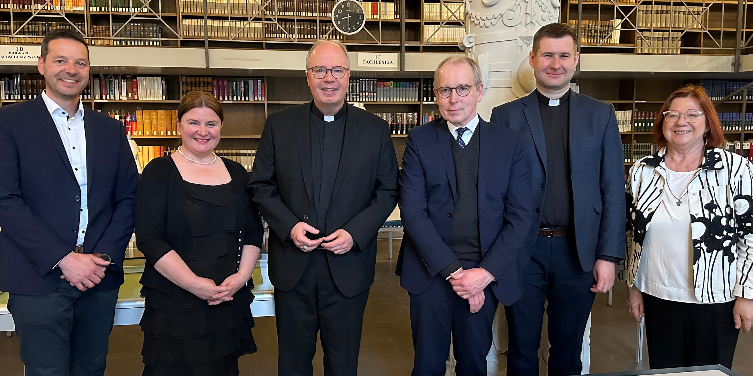 Dr. Thorsten Hoffmann, Dr. Marge-Marie Paas, Bischof Dr. Stephan Ackermann, Dr. Hans-Joachim Cristea, Pater Tomasz Materna und Helle-Helena Puusepp (vlnr.) (c) Inge Hülpes/Bistum Trier Dr. Thorsten Hoffmann, Dr. Marge-Marie Paas, Bischof Dr. Stephan Ackermann, Dr. Hans-Joachim Cristea, Pater Tomasz Materna und Helle-Helena Puusepp (vlnr.)