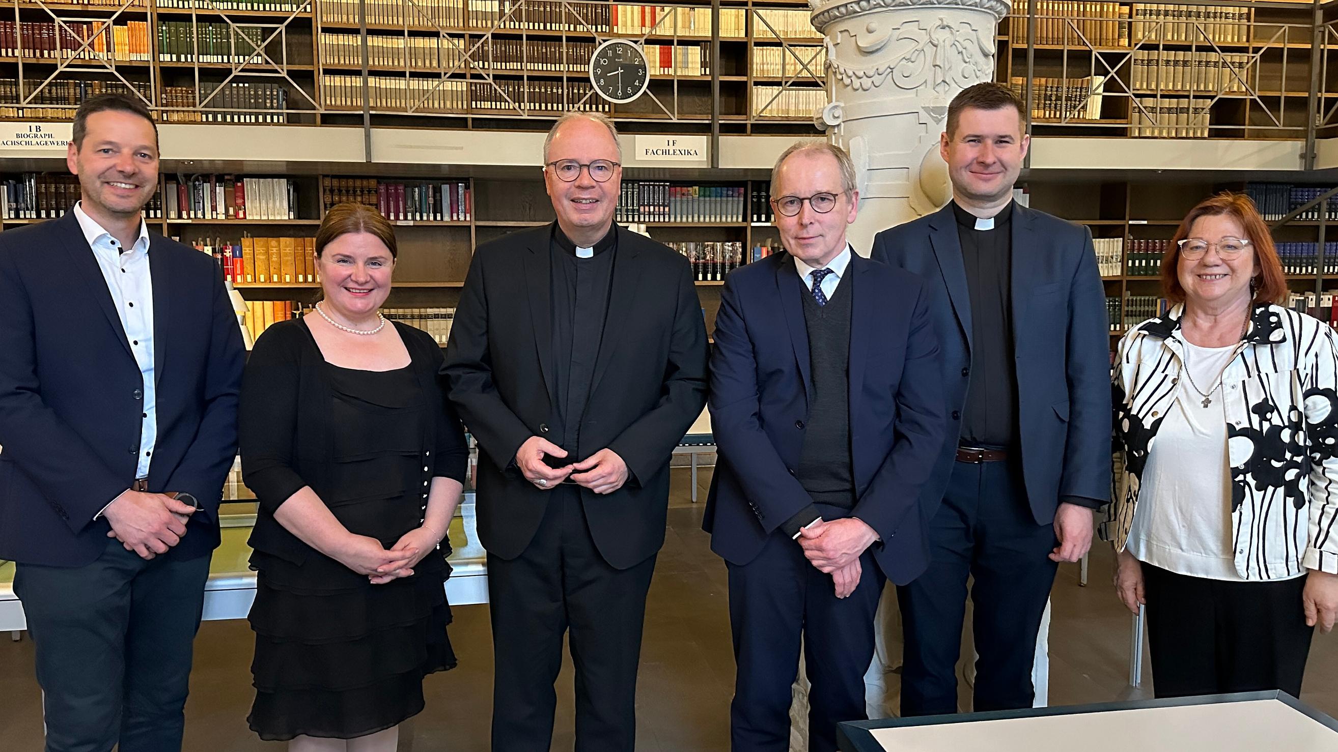 Dr. Thorsten Hoffmann, Dr. Marge-Marie Paas, Bischof Dr. Stephan Ackermann, Dr. Hans-Joachim Cristea, Pater Tomasz Materna und Helle-Helena Puusepp (vlnr.)