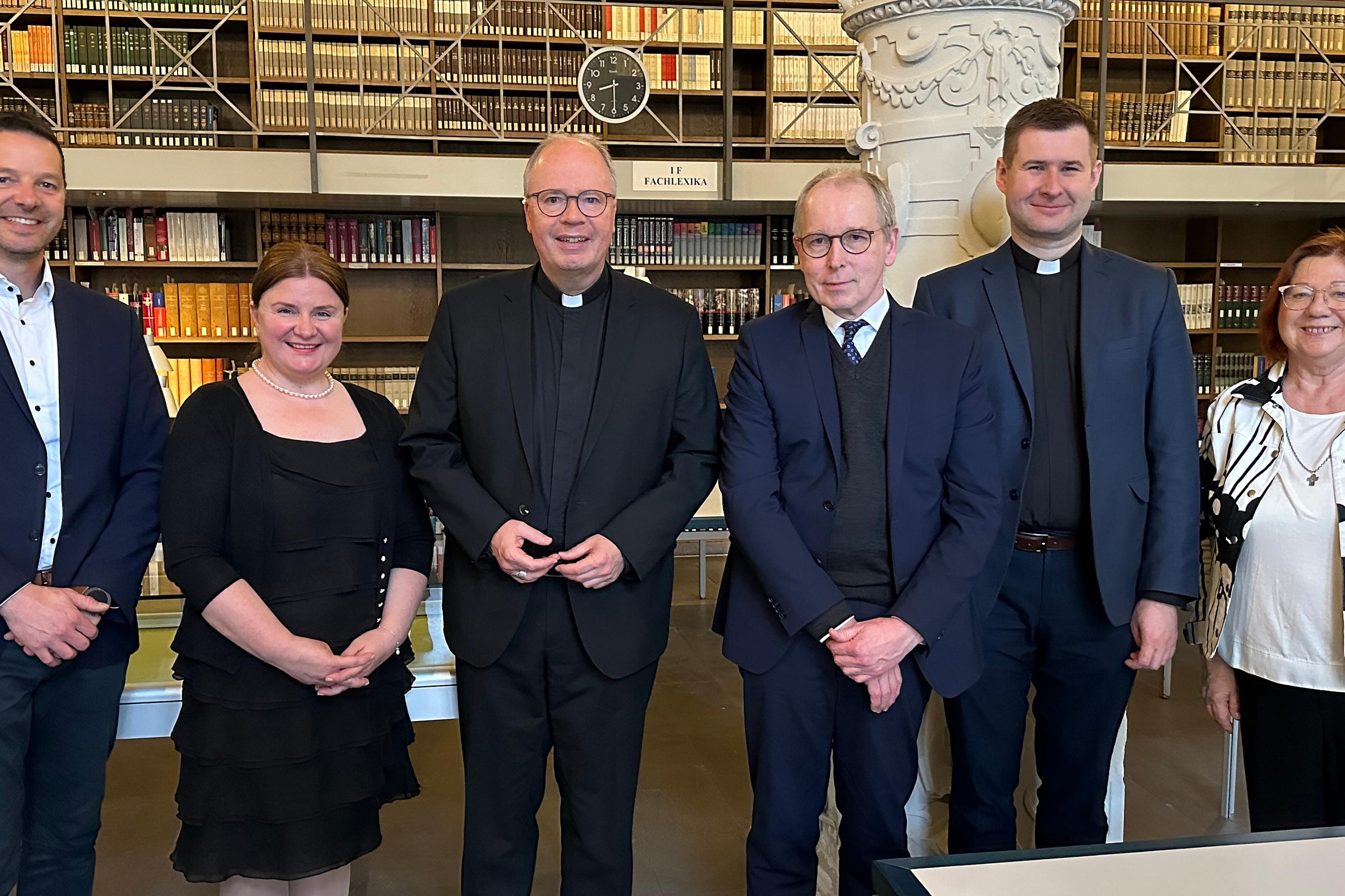 Dr. Thorsten Hoffmann, Dr. Marge-Marie Paas, Bischof Dr. Stephan Ackermann, Dr. Hans-Joachim Cristea, Pater Tomasz Materna und Helle-Helena Puusepp (vlnr.)