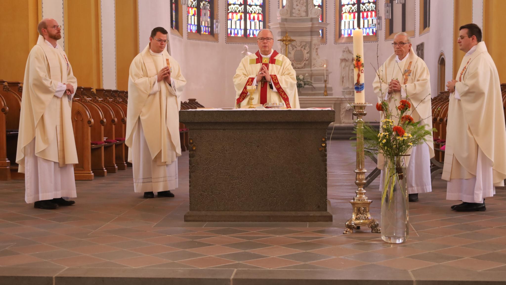 Bischof Ackermann (Mitte) stand dem Gottesdienst vor; Konzelebranten waren Spiritual Jan Lehmann, Regens Tim Sturm, Kaplan Adrian Sasmaz und Domkapitular em. Klemens Hombach (vlnr.)