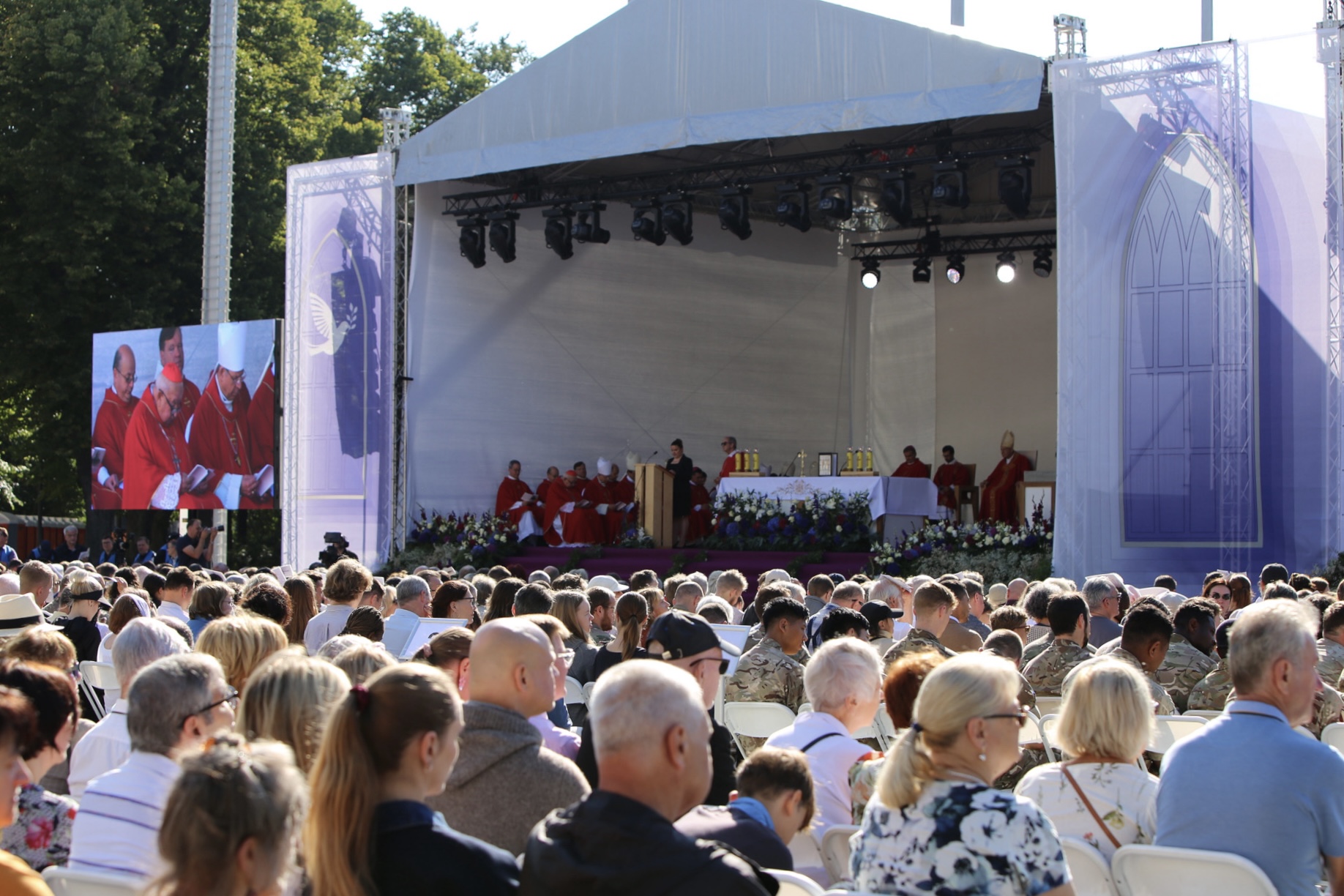 Zahlreiche Menschen kamen zum Seligsprechungsgottesdienst