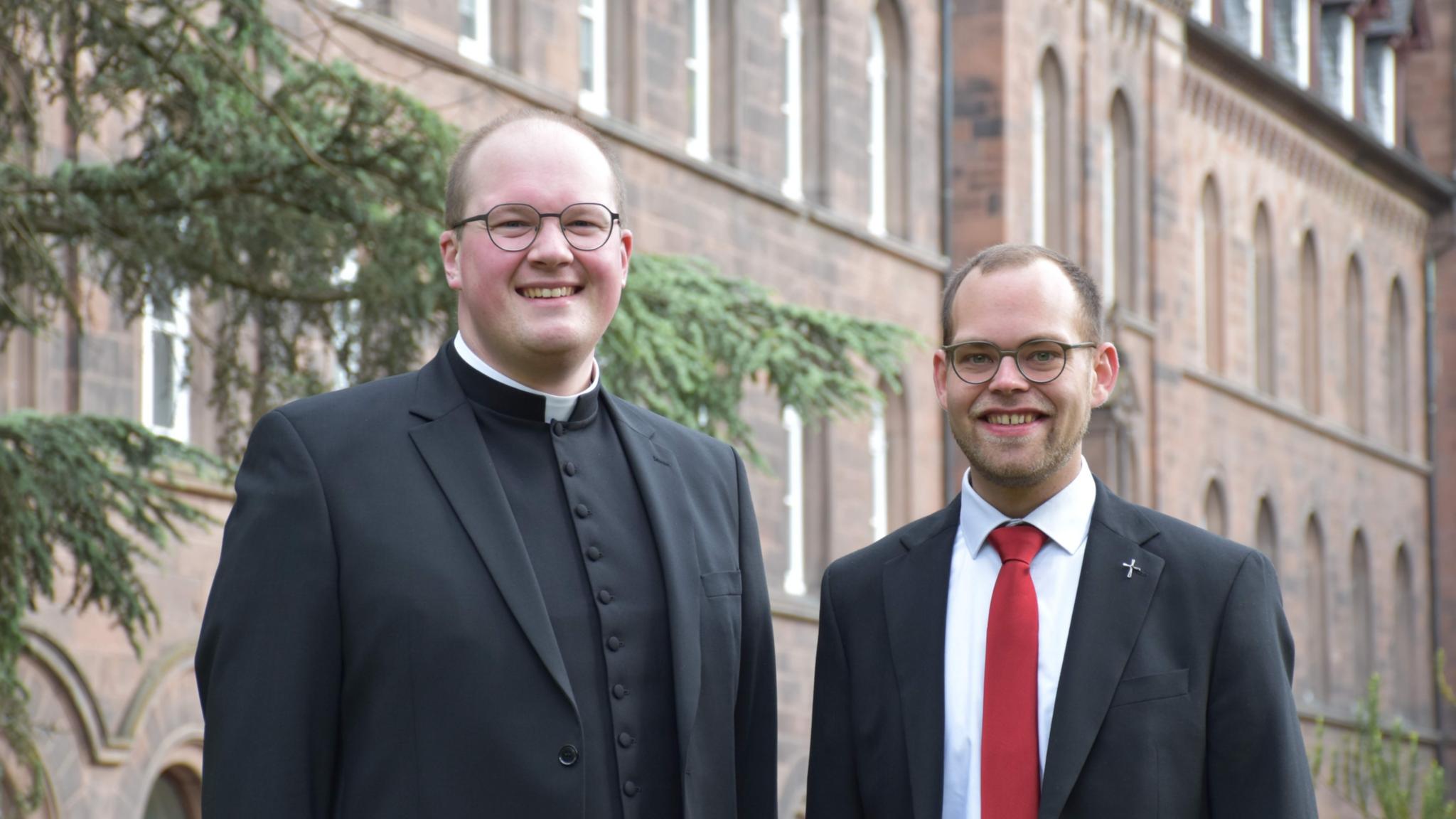 Die beiden Diakone stehen vor dem Gebäude des Priesterseminars